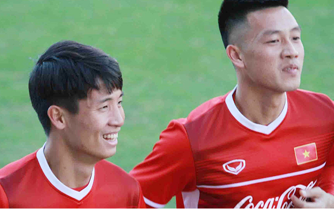 Tiền vệ 'đá sân nhỏ 9 điểm' và Bùi Tiến Dũng tán tỉnh nhau đầy hài hước Ảnh 2