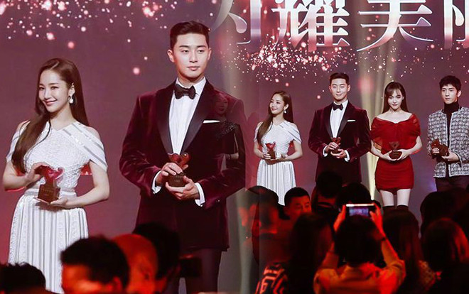 Lần đầu đứng cạnh sau tin đồn hẹn hò, Park Seo Joon - Park Min Young vẫn 'mỗi người nhìn một hướng' không chạm mắt nhau Ảnh 2