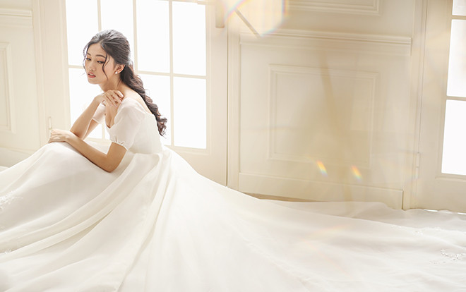 Hot: Hé lộ váy cưới đẹp như mơ của Á hậu Thanh Tú với CEO điển trai hơn 16 tuổi Ảnh 2