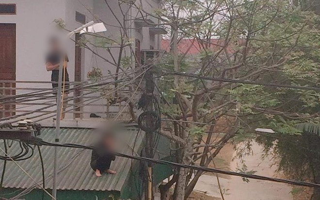 Đỉnh cao 'hóng biến' mang tên anh hàng xóm: Đã trèo lên mái nhà nghe điện thoại vẫn không thoát kiếp bị nghe lén Ảnh 2