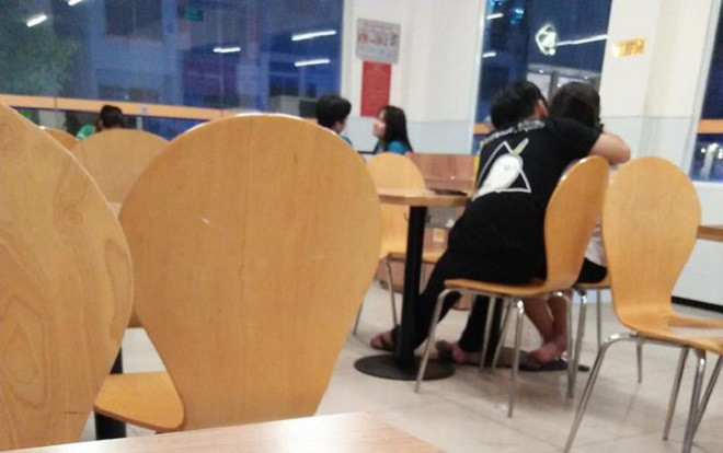 Mỉa mai đôi trẻ thân mật trong cửa hàng tiện lợi, chủ status bị mắng ngược rảnh rỗi, câu like quá đà Ảnh 2