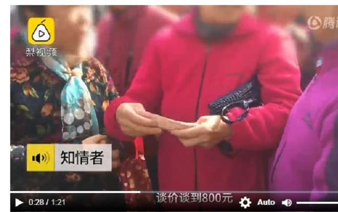 Làm giàu kiểu mới: Các bà cụ lập team chặn xe cưới đòi tiền mới cho đi khiến khổ chủ xanh mặt Ảnh 2