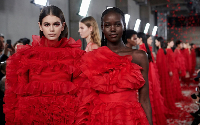 Kaia Gerber nổi bật với vị trí vedette cho show thời trang của Valentino Ảnh 2