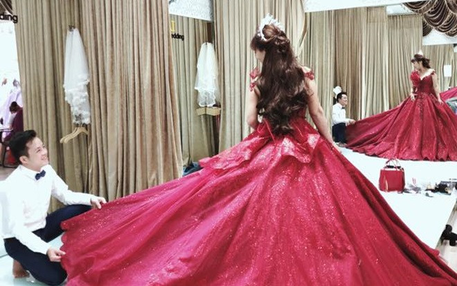 Du lịch Đà Nẵng đúng đợt bão, cô dâu 62 tuổi đành chụp thêm ảnh cưới lần 2 và lộ nhan sắc khác xa ảnh 'tự sướng' Ảnh 2