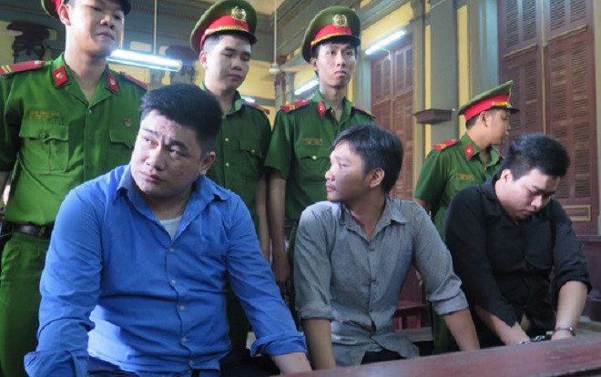 Xét xử vụ đâm 2 hiệp sĩ tử vong ở Sài Gòn: Tài mụn xuất hiện tại tòa với khuôn mặt bình thản lạnh lùng Ảnh 2