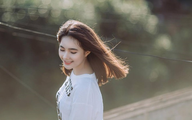 Tuyệt chiêu tạo dáng chân dài miên man của nữ sinh ĐH Kinh Doanh và Công Nghệ cao 1m55 vẫn đẹp như tạc tượng Ảnh 2