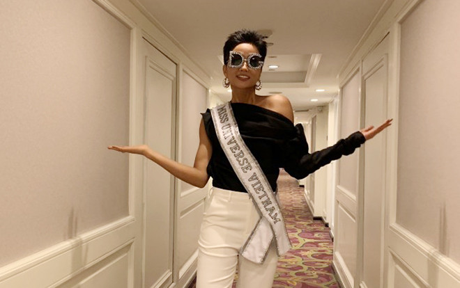 Vừa nhập cuộc Miss Universe, H'Hen Niê đã 'ngầu tới bến' với cặp màu kinh điển và phụ kiện ấn tượng Ảnh 2