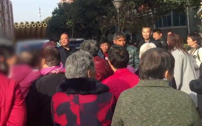 Thấy xe cưới đi qua, gần trăm cụ bà có hành động lạ khiến ai cũng lắc đầu ngán ngẩm Ảnh 2