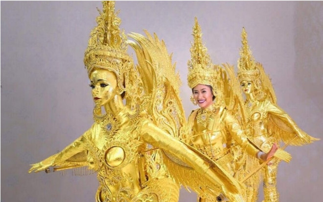 Với trang phục dân tộc có 1-0-2 này, hoa hậu Lào sẽ di chuyển, đứng ngồi ra sao Ảnh 2