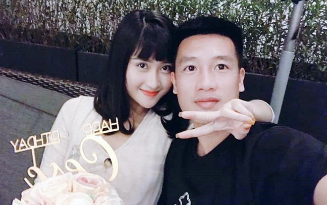 Bạn gái nóng bỏng và tiền vệ 'đá sân nhỏ giỏi' gây sốt mạng xã hội vì hành động này Ảnh 2