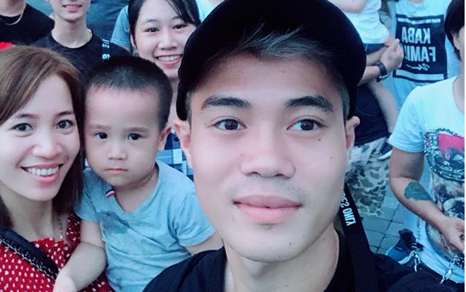 Văn Toàn bất ngờ nắm tay em nhỏ đi giữa trời mưa Ảnh 2