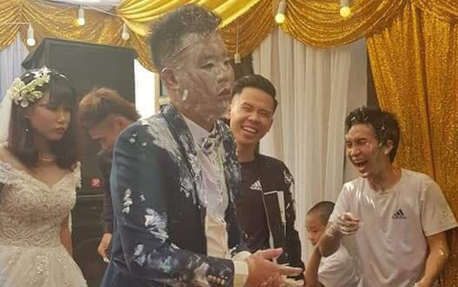 Những trò đùa của hội bạn thân 'lầy lội' khiến cô dâu chú rể khiếp vía Ảnh 2