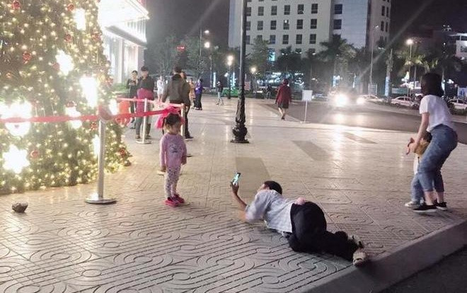 Ấm áp cảnh người bố chân đi dép tổ ong nằm rạp xuống đất chụp ảnh cho con gái nhỏ Ảnh 2