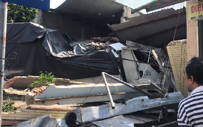 Sau tiếng nổ lớn, xe tải đâm sập 2 căn nhà ven đường, nhiều người thoát chết ở Sài Gòn Ảnh 2