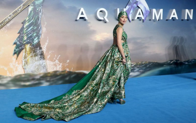 Tình cũ Johnny Depp kém xinh khi ăn vận kì quặc trên thảm xanh Ảnh 2