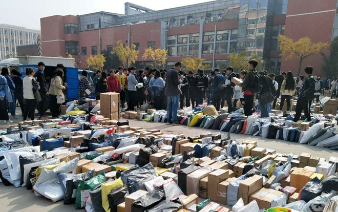 Choáng với cảnh sinh viên dốc ví mua sắm ngày giảm giá, sân trường đổ đống toàn bưu kiện chuyển phát nhanh Ảnh 2
