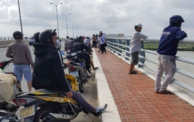 Nhiều người ngỡ ngàng khi thấy người phụ nữ nhảy cầu Tiên Sơn tự tử Ảnh 2
