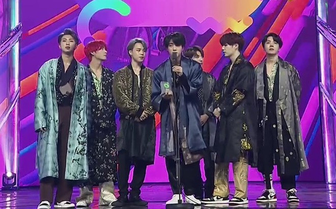 BTS biến MMA 2018 thành concert riêng, fan 'há hốc' với sân khấu âm nhạc siêu hoành tráng Ảnh 2