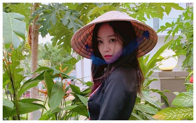 Hyomin (T-ara) khiến fan Việt - Hàn phát sốt khi mặc áo dài thổ cẩm, thả dáng bên cây đu đủ Ảnh 2