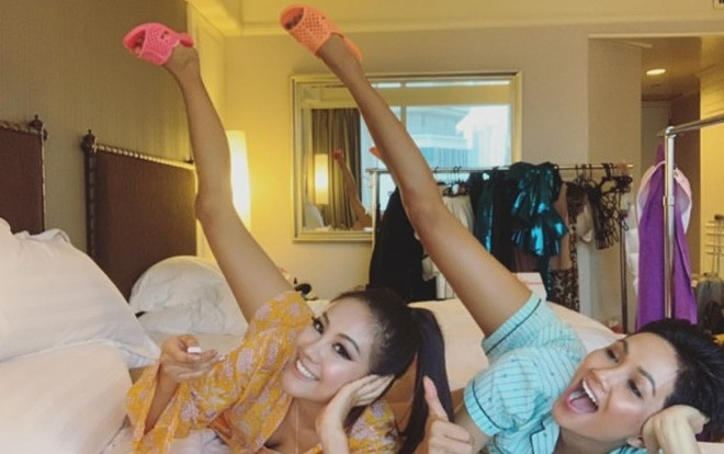 Miss Universe 2018 cũng có couple Việt - Hàn: H'Hen Niê và chị 'củ sâm' đáng yêu vô đối Ảnh 2