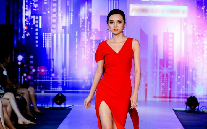 Diện đầm đỏ như hộp quà Noel, em gái Vũ Hoàng Điệp thả dáng catwalk cực đỉnh Ảnh 2