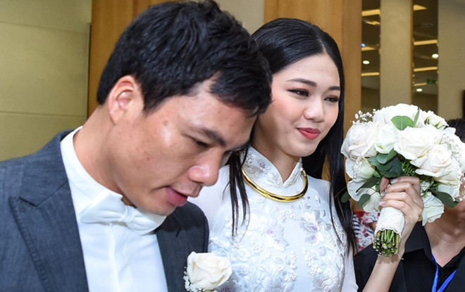 Á hậu Thanh Tú mặc áo dài trắng tinh khôi lên xe hoa cùng chồng đại gia hơn 16 tuổi Ảnh 2