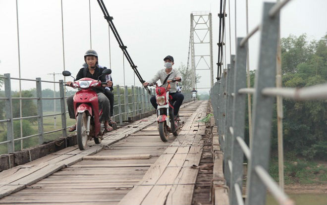 Cầu treo tiền tỷ xuống cấp trầm trọng khiến người dân qua lại nơm nớp lo sợ Ảnh 2