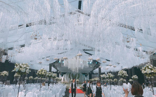 'Siêu đám cưới' trang trí hơn 4 tỉ đồng ở Thái Nguyên thu hút nhiều người dân hiếu kì đến tham quan chụp ảnh Ảnh 2