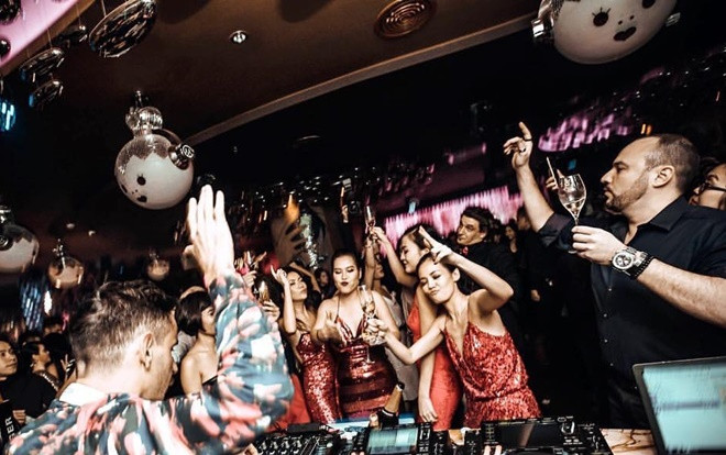 Góc khuất đầy cám dỗ tủi hờn sau ánh đèn mờ của những nhân viên làm phục vụ quán bar Ảnh 2