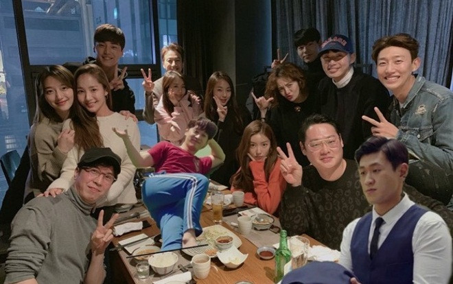 Sau lần ‘giả vờ ngó lơ’ tại COSMO Thượng Hải, Park Seo Joon - Park Min Young lại gặp nhau ở buổi tiệc cùng ekip 'Thư ký Kim sao thế?' Ảnh 2