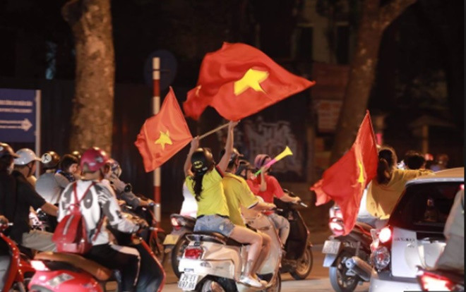 Cú ngã đập mặt xuống đất kế cận gầm xe ô tô và câu chuyện đáng suy ngẫm về văn hóa đi 'bão' của cổ động viên Ảnh 2