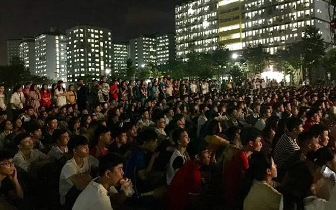 Việt Nam xuất sắc đánh bại Philipines trên sân khách, KTX Đại học Quốc gia TP.HCM 'nóng' rực lửa suốt đêm qua Ảnh 2