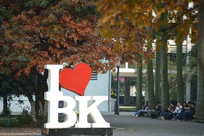 Nhân mùa phong lá đỏ, đi tìm những ngôi trường có mùa lá đổi màu đẹp nhất Việt Nam, lên hình xinh như ở trời Tây Ảnh 9