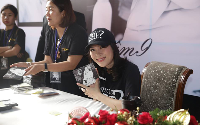 Tròn 1 năm Tâm 9 ra mắt, Mỹ Tâm 'gây sốt' bởi hình ảnh đẹp tại buổi ký tặng album Ảnh 2
