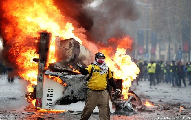 Đường phố Paris chìm trong khói lửa vì bạo loạn Ảnh 2