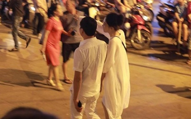 Vợ chồng Á hậu Thanh Tú làm điều giản dị nhưng rất đỗi ngọt ngào ngay sau lễ cưới Ảnh 2