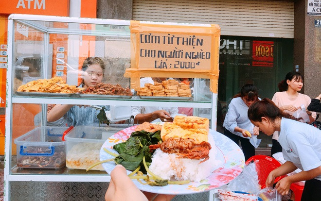 Ấm lòng với hàng trăm suất cơm 2k dành cho người nghèo của sinh viên tình nguyện ở Đà Nẵng Ảnh 2