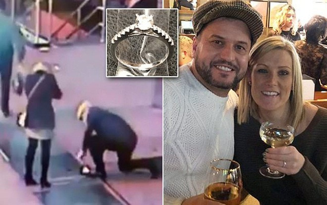 Cặp đôi cuống cuồng tìm nhẫn đính hôn kim cương rơi xuống cống ở Quảng trường Thời đại Ảnh 2