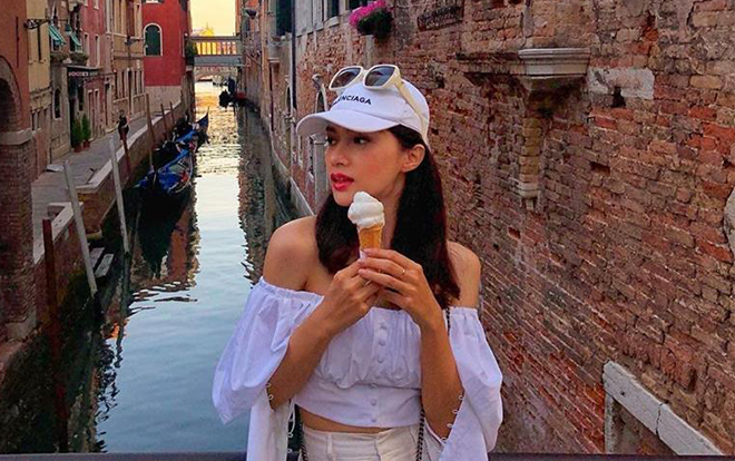 Diện đồ street-style, Hương Giang hóa 'soái tỷ' bên sông Venice Ảnh 2