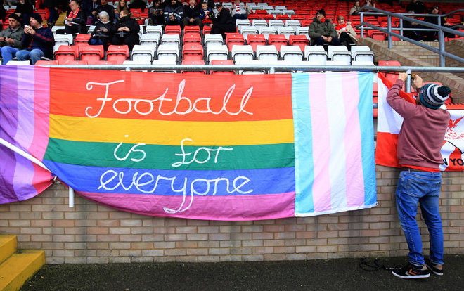 Rainbow Laces: Chiến dịch dành cho cộng đồng LGBT chính thức được giải bóng đá ngoại hạng Anh nhuộm màu sân cỏ Ảnh 2