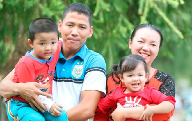 Chấp nhận hi sinh để chồng tỏa sáng, vợ tiền đạo Anh Đức là bóng dáng một “nội tướng” thầm lặng! Ảnh 2