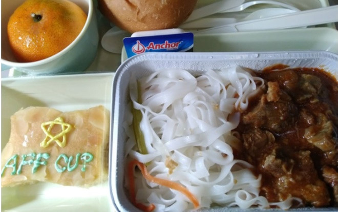 Bất ngờ trước món ăn đội tuyển Việt Nam được chiêu đãi trên chuyến bay Bacolod từ Philippines về Hà Nội Ảnh 2
