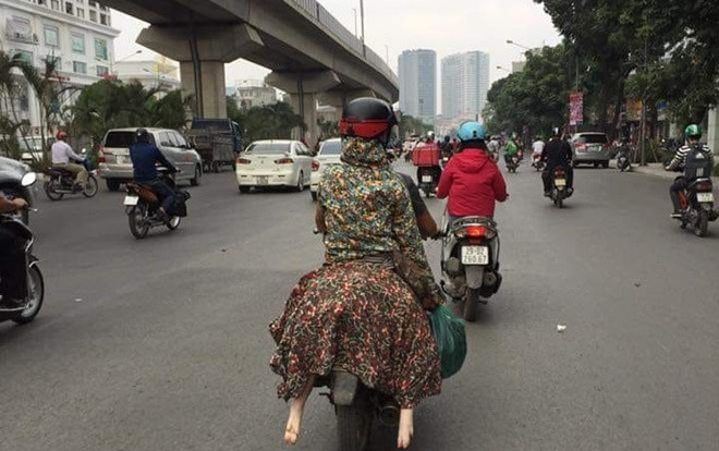 Bức ảnh hot nhất hôm nay: Ninja ngồi sau xe máy và cặp giò trắng nõn thò ra khiến dân mạng giật mình Ảnh 2