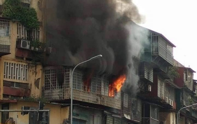 Cháy lớn khu chuồng cọp nhà tập thể, nhiều người dân hoảng hốt tháo chạy ra ngoài Ảnh 2