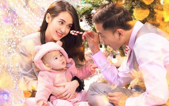 Lần đầu tiên Tú Vi khoe cận mặt ảnh con gái 8 tháng tuổi, mặt y đúc bố Văn Anh Ảnh 2