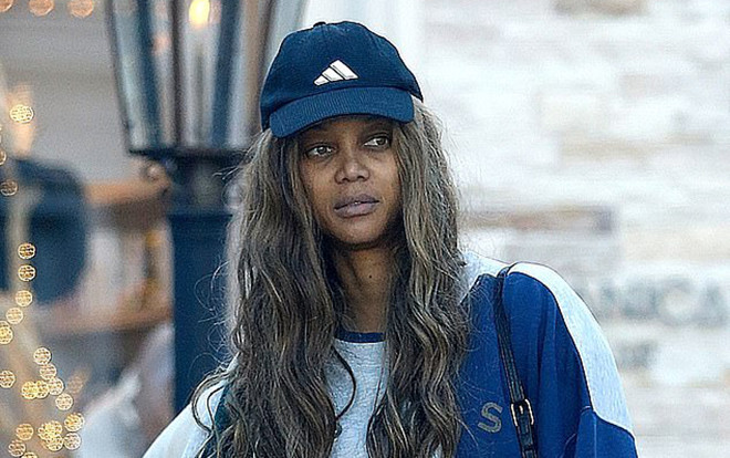 Fan sốc nặng khi Tyra Banks để mặt mộc xập xệ già nua ra phố Ảnh 2