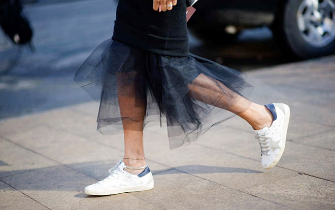 Sneaker trắng: Món đồ ai cũng có nhưng không phải ai cũng biết cách mix match chuẩn đẹp Ảnh 2