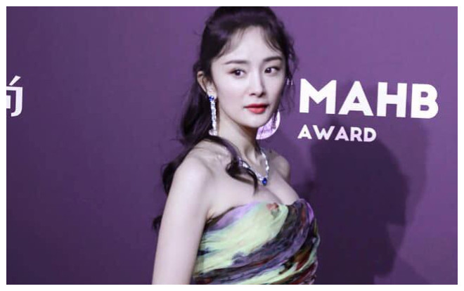 Bị fan ném đá chưa tởn, stylist Dương Mịch lại cho cô nàng mặc đồ như quấn 'áo mưa' tại lễ trao giải Ảnh 2