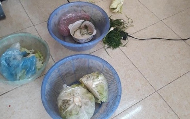 Choáng váng với cảnh phụ huynh phát hiện và tố cáo bếp ăn trường học dùng rau thối, tôm ươn Ảnh 2