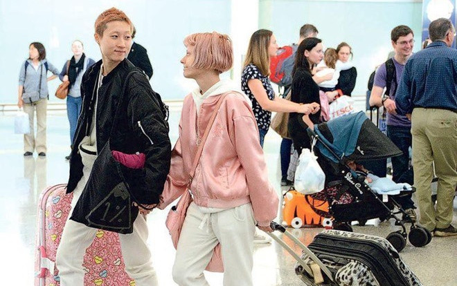 ‘Con rơi’ Thành Long và bạn đồng giới gầy đi trông thấy khi về Hồng Kông Ảnh 2